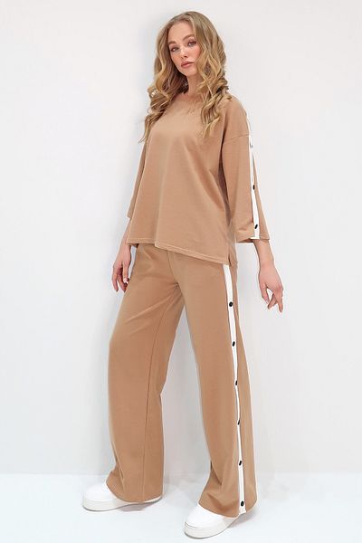 Trend Alaçatı Stili Camel Damen-Trainingsanzug-Set – Rundhalsausschnitt, Druckknopfverschluss, zwei Fäden ALC-X13486