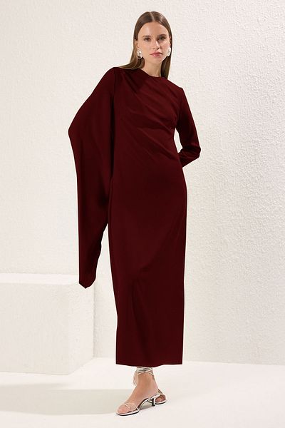 Trendyol Modest Burgunderrotes, mit Schal detailliertes, gefüttertes Abendkleid TCTSS24DB00036