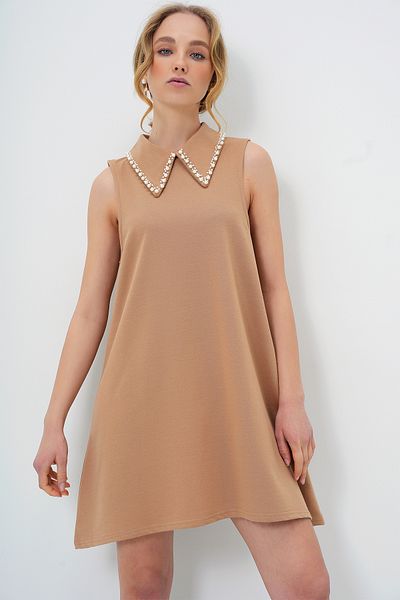Trend Alaçatı Stili Ärmelloses Basic-Kleid mit Camel-Kunstperlenkragen für Damen ALC-X13480