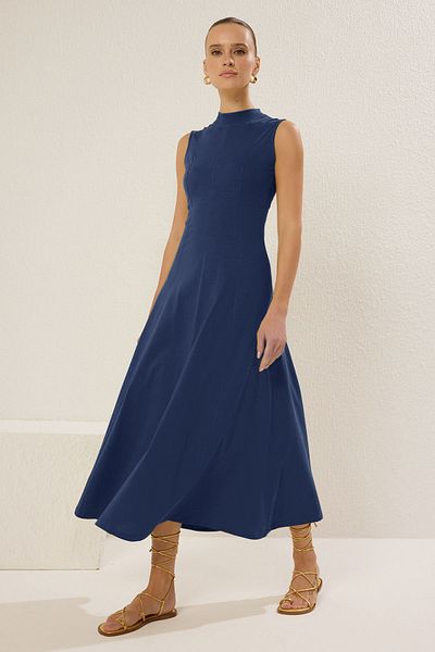 Trendyol Collection Indigo-Maxi-Strickkleid aus Baumwolle mit Stehkragen in A-Linie/Schlagform TWOSS25EL00462