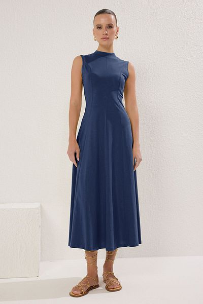 Trendyol Collection Indigo-Maxi-Strickkleid aus Baumwolle mit Stehkragen in A-Linie/Schlagform TWOSS25EL00462