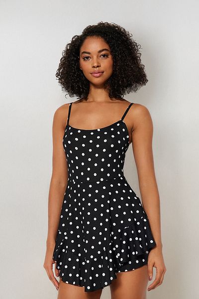Trendyol Collection Weißer Mini-Strick-Jumpsuit mit gepunktetem Riemchenvolant und Shorts TWOSS23TU00044