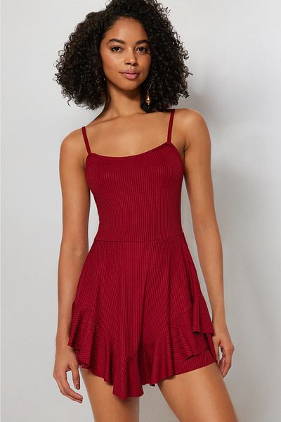 Trendyol Collection Mini-Strick-Jumpsuit mit roten Trägern und Volant-Shorts TWOSS23TU00044