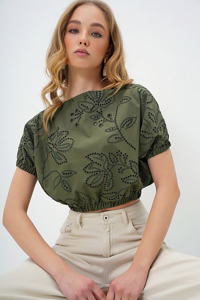 Trend Alaçatı Stili Khakifarbene Damenbluse mit breitem Kragen und Guipure-Premium-Crop-Weberei ALC-X13769