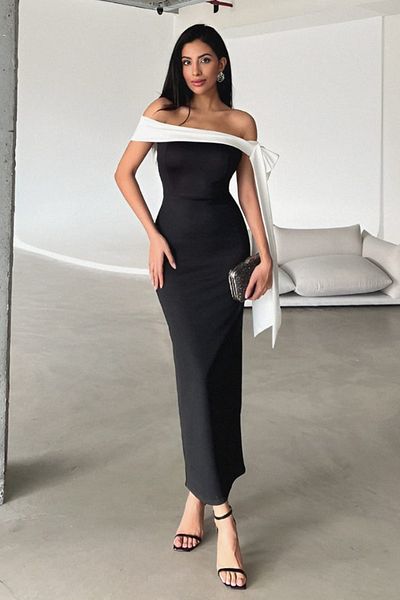Trendyol Collection Schwarz-weißes, figurbetontes, schulterfreies, gestricktes, schickes Kleid mit Schleifendetail TPRSS25EL00293