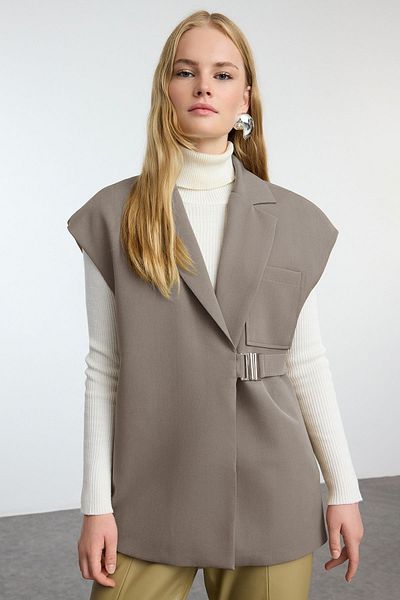 Trendyol Modest Beige Metall-Accessoire-detaillierte Weste aus gewebtem Stoff TCTAW25YL00004