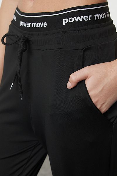 Trendyol Collection Μαύρο αθλητικό αθλητικό παντελόνι Scuba Fabric - Σύνθημα, Λεπτομέρεια από καουτσούκ THMAW25EA00005