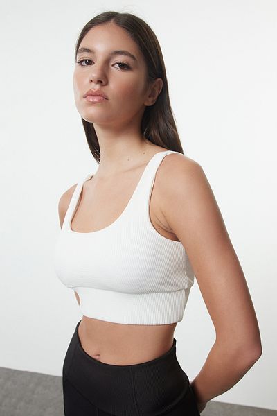 Trendyol Collection Biustonosz sportowy z kwadratowym kołnierzykiem i żebrowanym wsparciem - Thmaw25Ss00007