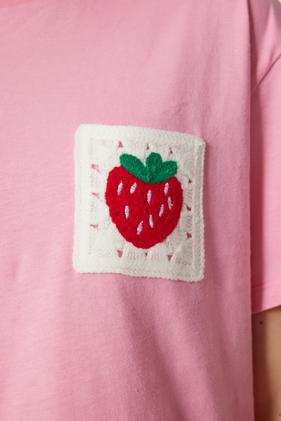 Happiness İstanbul Γυναικείο βαμβακερό μπλουζάκι με ροζ φράουλα με τσέπη CR00449