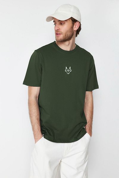 Trendyol Collection Khaki-T-Shirt mit Wolf-Stickerei – normaler Schnitt 100 % TMNSS24TS00056
