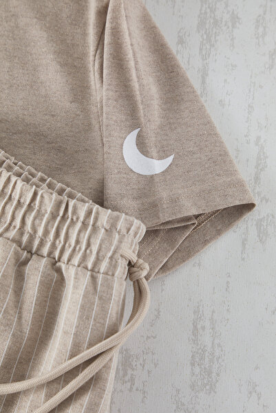 Trendyol Collection Σετ πιτζάμες μπεζ Regular Fit με τύπωμα με έξι ρίγες πλεκτό THMAW21PT0393