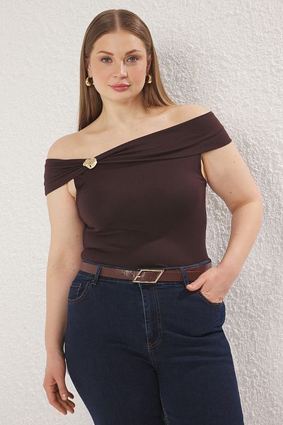 Trendyol Curve Brązowa broszka z kołnierzykiem Carmen, szczegółowa dzianinowa bluzka w dużym rozmiarze Tbbss25Af00057