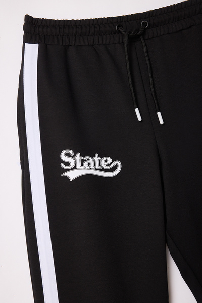 Trendyol Collection Спортни панталони с прави крачоли с черни щампи и детайли - Tmnss25Ea00003