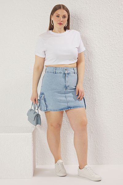 Trendyol Curve Hellblauer Denim-Rock in Übergröße