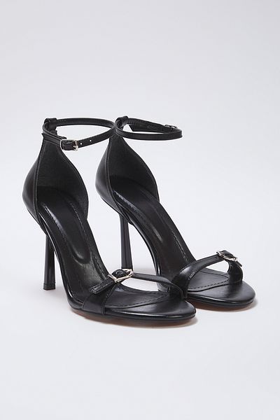 TRENDYOL SHOES Černá přezka Tenké podpatky Dámské klasické boty na podpatku TAKSS25TO00019