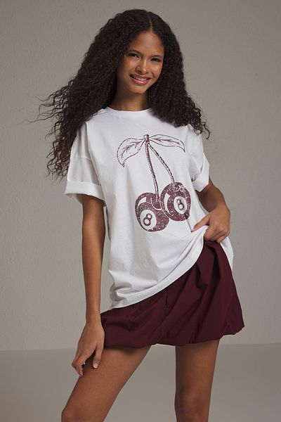 Trendyol Collection Ecru Dzianinowa Koszulka - Nadruk Wiśniowy, Szerokie Dopasowanie Twoss25Ts00122