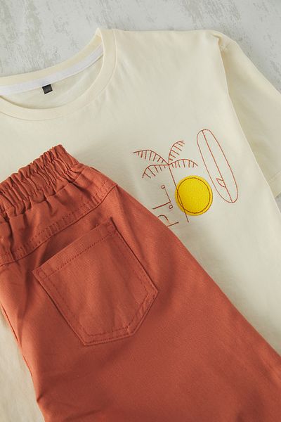 TRENDYOLKIDS Beigefarbenes Basic-T-Shirt und Shorts aus 100 % Baumwolle für Jungen, türkischer Explorer-Anzug (TKDSS25AU00084)