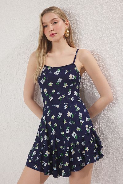 Trendyol Collection Marineblauer, bedruckter Mini-Overall mit Trägern und Volants-Shorts TWOSS23TU00044