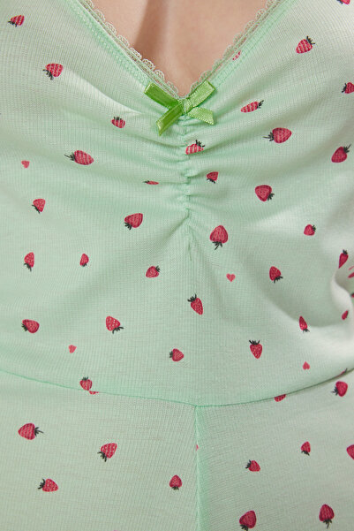 Trendyol Collection Grüner, geraffter, gerippter Strickoverall mit Erdbeermuster THMSS25TU00000