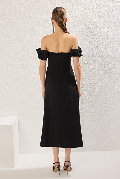 Trendyol Collection Schwarzes Carmen-Kragen-Stein-Druck-detailliertes gewebtes Midi-Chic-Abendkleid Nacht-Virtuosität-Kleid TPRSS25EL00243