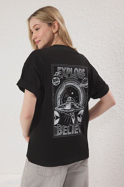 Trendyol Collection Tricou supradimensionat cu imprimeu galactic antracit - 100% bumbac, imprimeu pe spate - TWOSS25TS00160