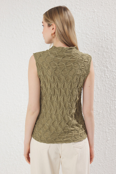 Trendyol Collection Dehnbare, strukturierte Strickbluse in Khaki – reguläre Passform TWOSS25BZ00268