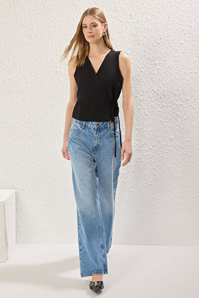 Trendyol Collection Чорна двобортна блузка з закритим V-подібним вирізом TWOSS25YE00106