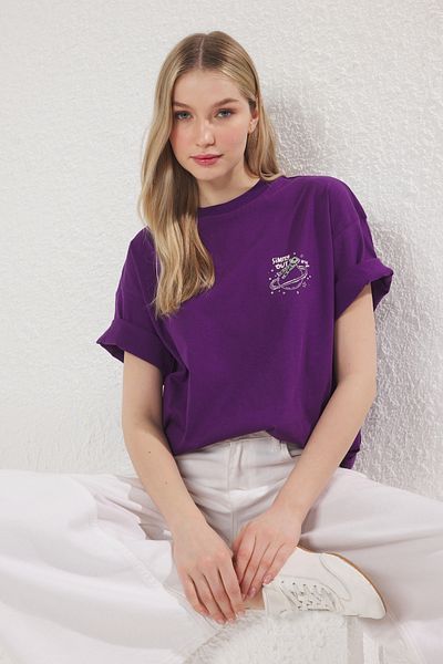 Trendyol Collection Lila Oversize-Strick-T-Shirt mit Galaxy-Print – 100 % Baumwolle TWOSS25TS00146