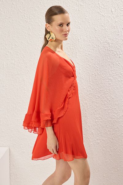 Trendyol Collection Gerades, gerüschtes, gewebtes Yoryo-Chiffon-Mini-Futter-Cocktailkleid mit Granatapfelblüten