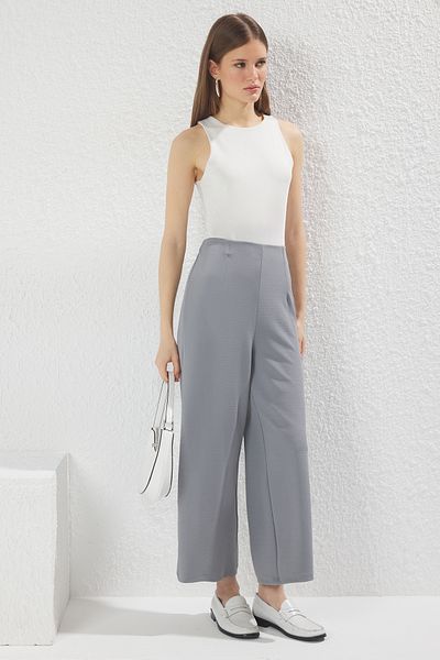 Trendyol Collection Graue Culotte-Hose mit hoher Taille und detailliertem Ausschnitt TWOSS24PL00036