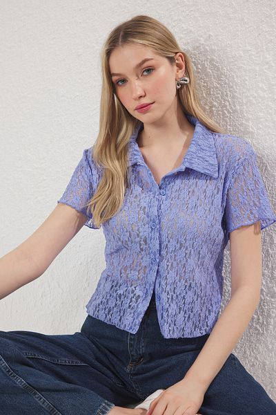 Trendyol Collection Εύκαμπτη μπλούζα με δαντέλα με λαιμό πόλο - γαλάζιο, εφαρμοστό TWOSS25BZ00407