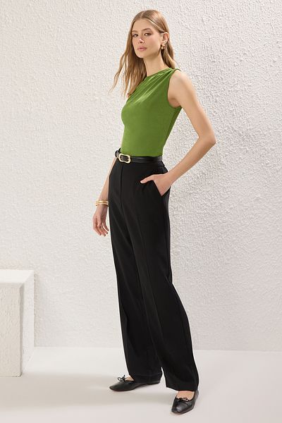 Trendyol Collection Grüner Strick-Body mit Rundhalsausschnitt – Nullärmeln und Kordelzug-Details mit Druckknöpfen an der Unterseite TWOSS25BD00021