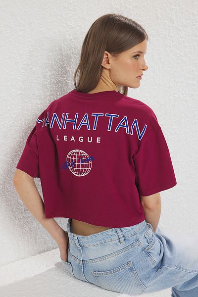 Trendyol Collection Lässiges, kurz geschnittenes Cherry Rotten-T-Shirt mit Rücken- und Vorderdruck, 100 % Baumwolle TWOSS25TS00165