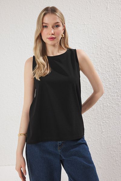 Trendyol Collection Schwarze, ärmellose Crepe-Strickbluse mit normaler/normaler Passform und Rundhalsausschnitt TWOSS23BZ00958