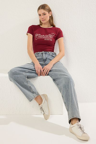 Trendyol Collection Crop Fitted Strick-T-Shirt mit bordeauxrotem Slogan-Print – TWOSS25TS00035