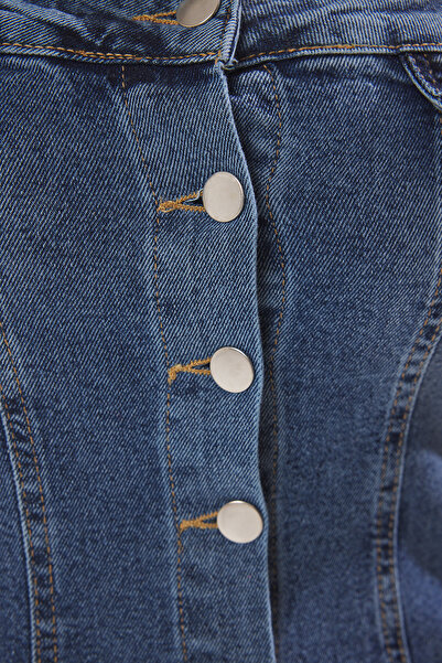 Trendyol Curve Μπλούζα με μπλε λουράκι τζιν μεγάλου μεγέθους TBBSS25AF00094