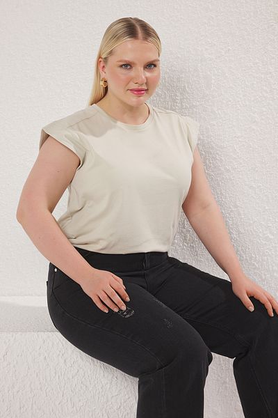 Trendyol Curve Beigefarbenes T-Shirt in Übergröße – 100 % Baumwolle, normale Passform TBBSS25BF00004