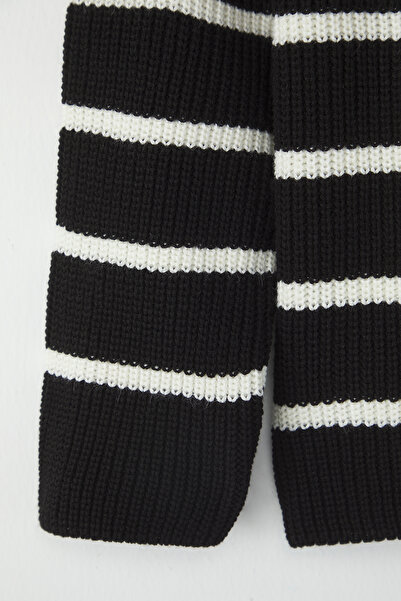 Trendyol Collection Schwarzer, lässiger, gestreifter Unisex-Sweatshirt mit übergroßer Passform für Paare/Paare mit breiter Passform und Rundhalsausschnitt TMNAW23KZ00285