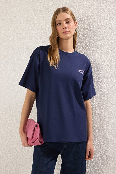 Trendyol Collection Marineblaues, 100 % dickes Baumwoll-T-Shirt in Übergröße/Weiter Schnitt mit Print auf Vorder- und Rückseite, gestrickt, TWOSS25TS00145