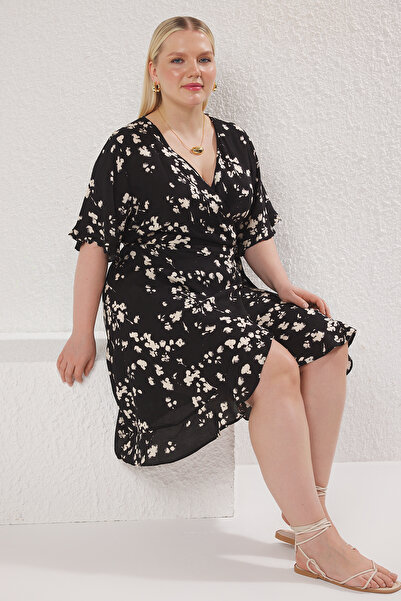 Trendyol Curve Schwarzes, zweireihiges, gemustertes, gewebtes Kleid in Übergröße mit Schnürung TBBSS25AH00110