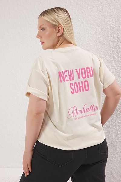 Trendyol Curve Beigefarbenes bedrucktes T-Shirt in Übergröße TBBSS25BF00036