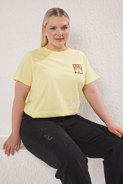 Trendyol Curve Sárga hímzés Basic Fit nagy méretű kötött póló - TBBSS25BF00058