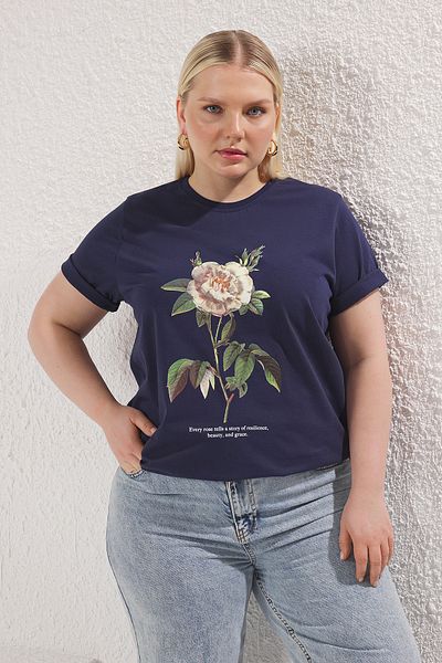 Trendyol Curve Nagy méretű sötétkék virágmintás Boyfriend Fit póló - Crew Neck TBBSS25BF00047