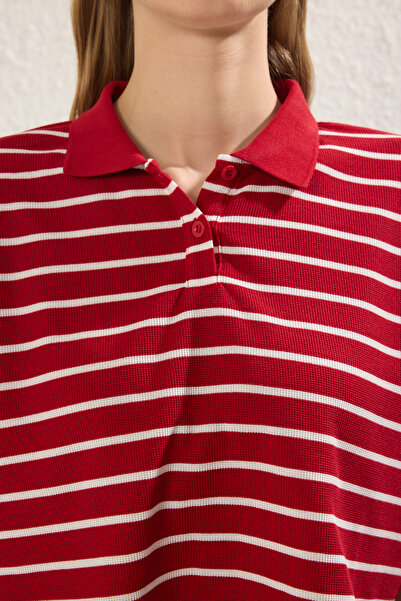 Trendyol Collection Άνετο μπλουζάκι με κόκκινο ριγέ Crop - TWOSS25TS00109