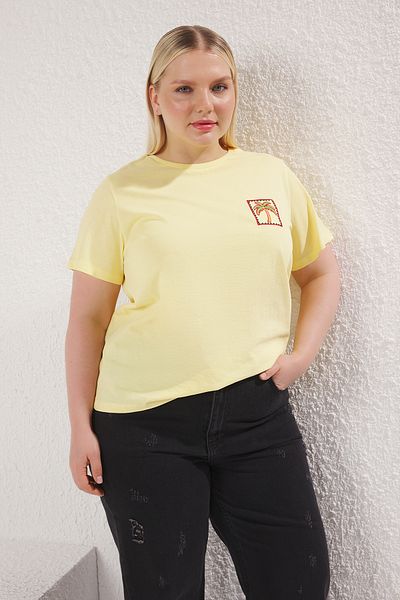 Trendyol Curve Sárga hímzés Basic Fit nagy méretű kötött póló - TBBSS25BF00058