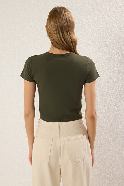 Trendyol Collection Χακί πλεκτό μπλουζάκι - τυπωμένο σύνθημα, καθιστό στο σώμα TWOSS25TS00037