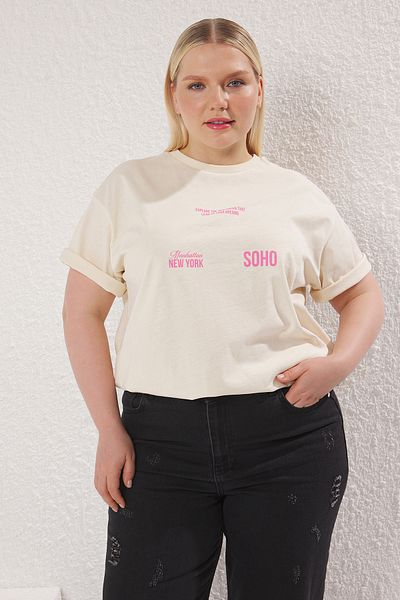 Trendyol Curve Beigefarbenes bedrucktes T-Shirt in Übergröße TBBSS25BF00036
