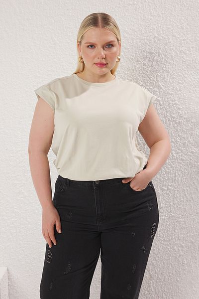 Trendyol Curve Beigefarbenes T-Shirt in Übergröße – 100 % Baumwolle, normale Passform TBBSS25BF00004