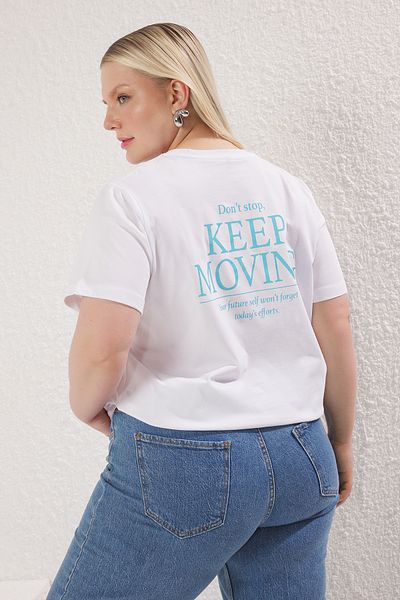 Trendyol Curve Weißes T-Shirt in Übergröße – Rückendruck, Boyfriend-Passform TBBSS25BF00059