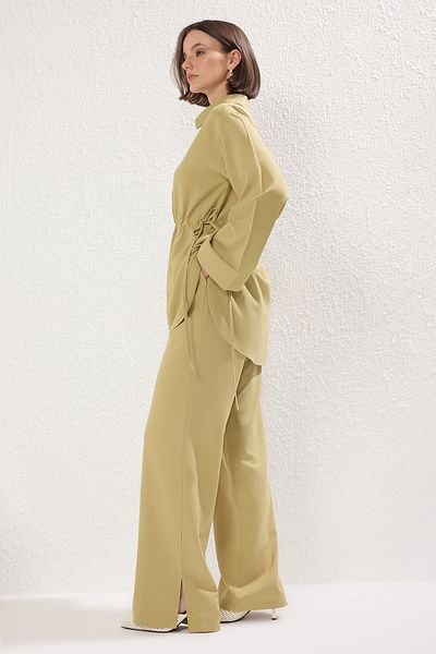Trendyol Modest Khakifarbenes Leinen-Mischgewebe-Set mit Perlenknöpfen, gewebt, TCTSS25US00028